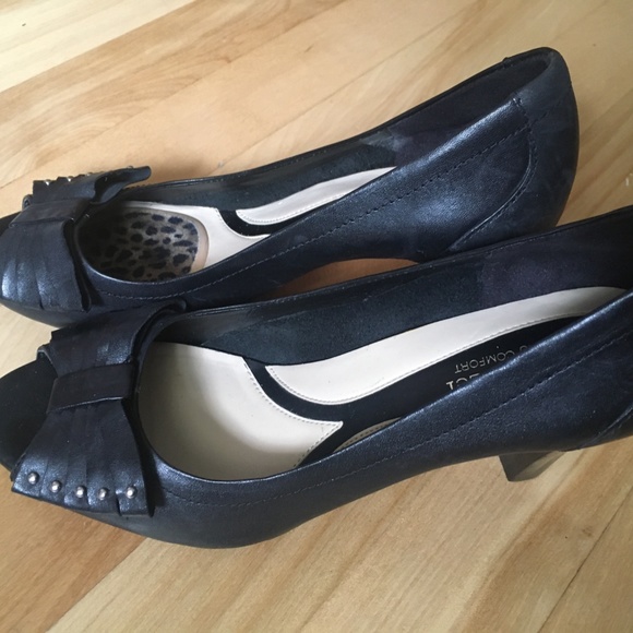 Naturalizer N5 heels , black with bow in front. Peep toe shoes. size 9 - Picture 3 of 5